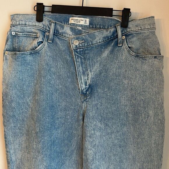 Abercrombie Women Ultra High Rise 90s Straight Jean Criss-Cross Waistband 33 NWT - Picture 8 of 16